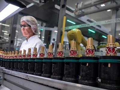探秘巴黎网红化妆品生产车间 在这里，窥见法式优雅与中国美学交融的秘密